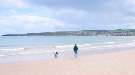 Hundemama am Strand mit Hund im Urlaub