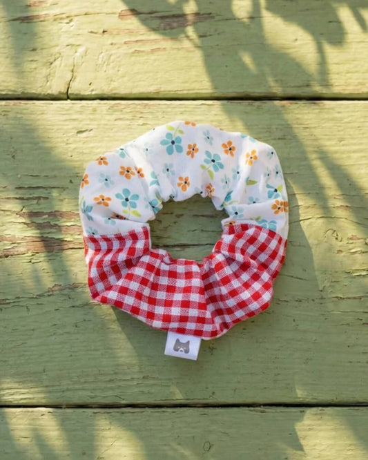 Scrunchie Frühlingskollektion rot kariert mit weißen Blumen
