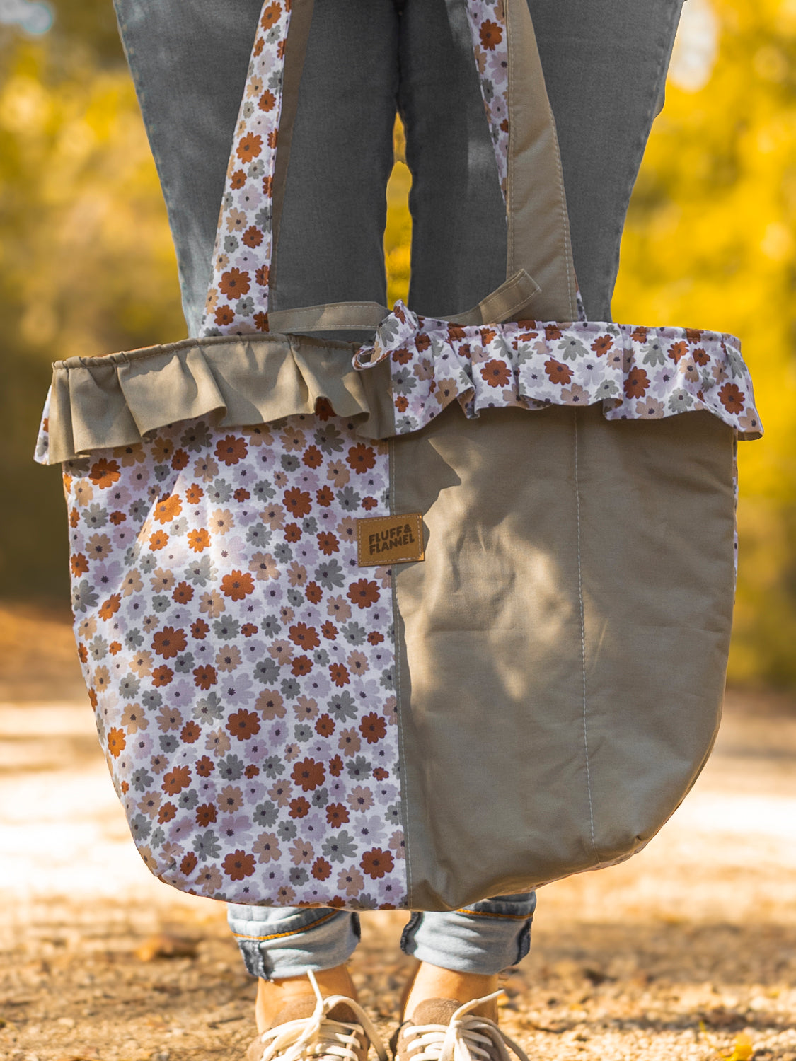 Handgemachte Patchworktasche mit Rüschen und Blumenmuster bei einem Herbstspaziergang